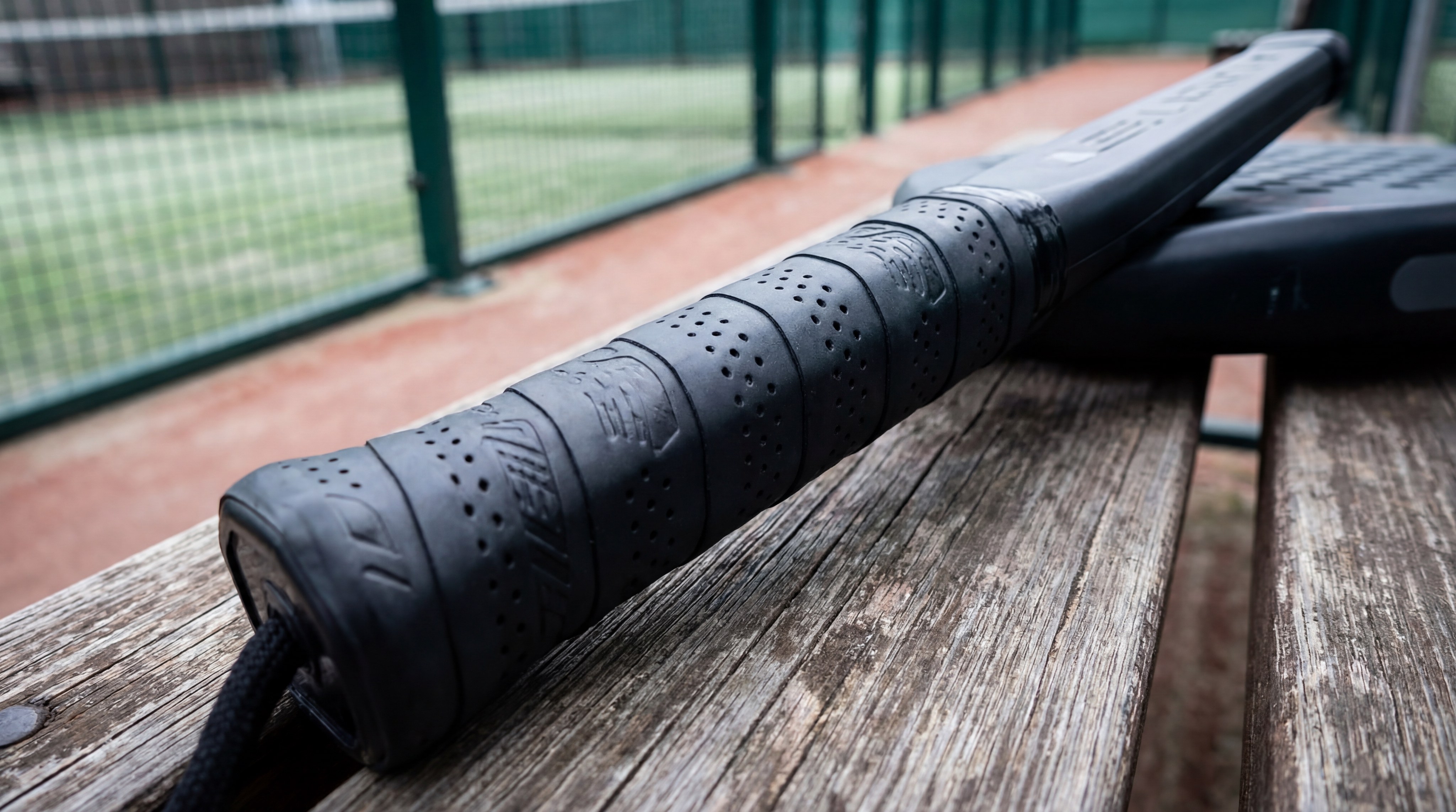 Ergonomic padel racket handle