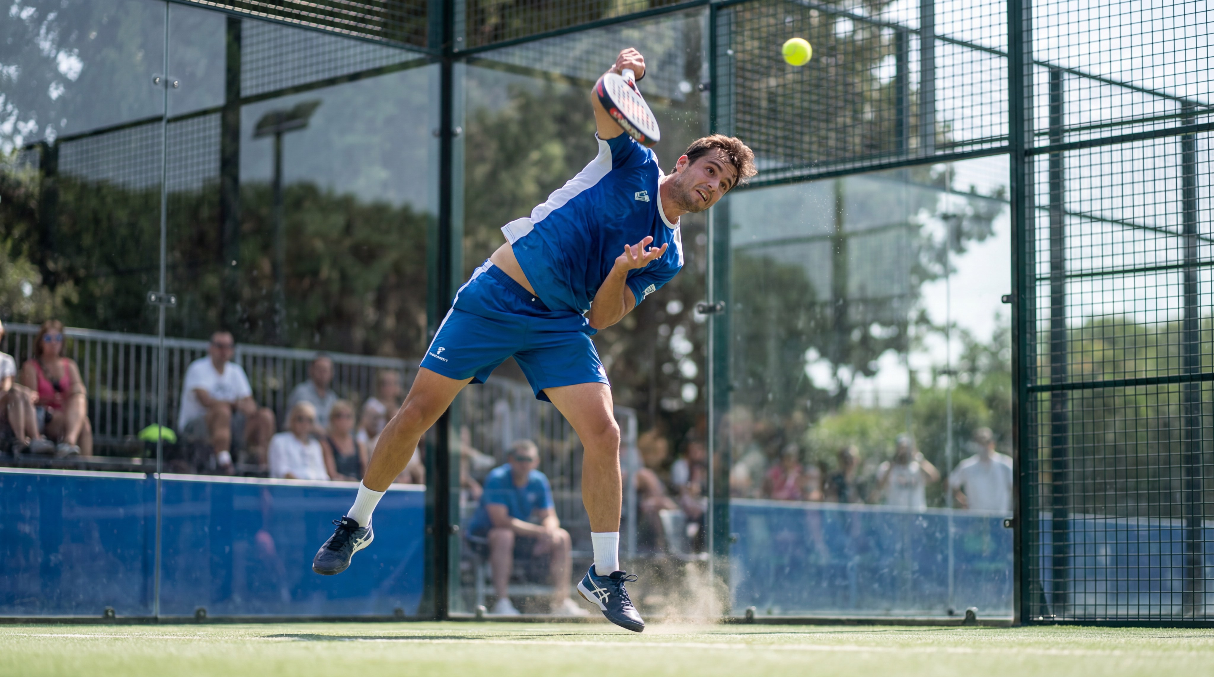 padel bandeja action shot