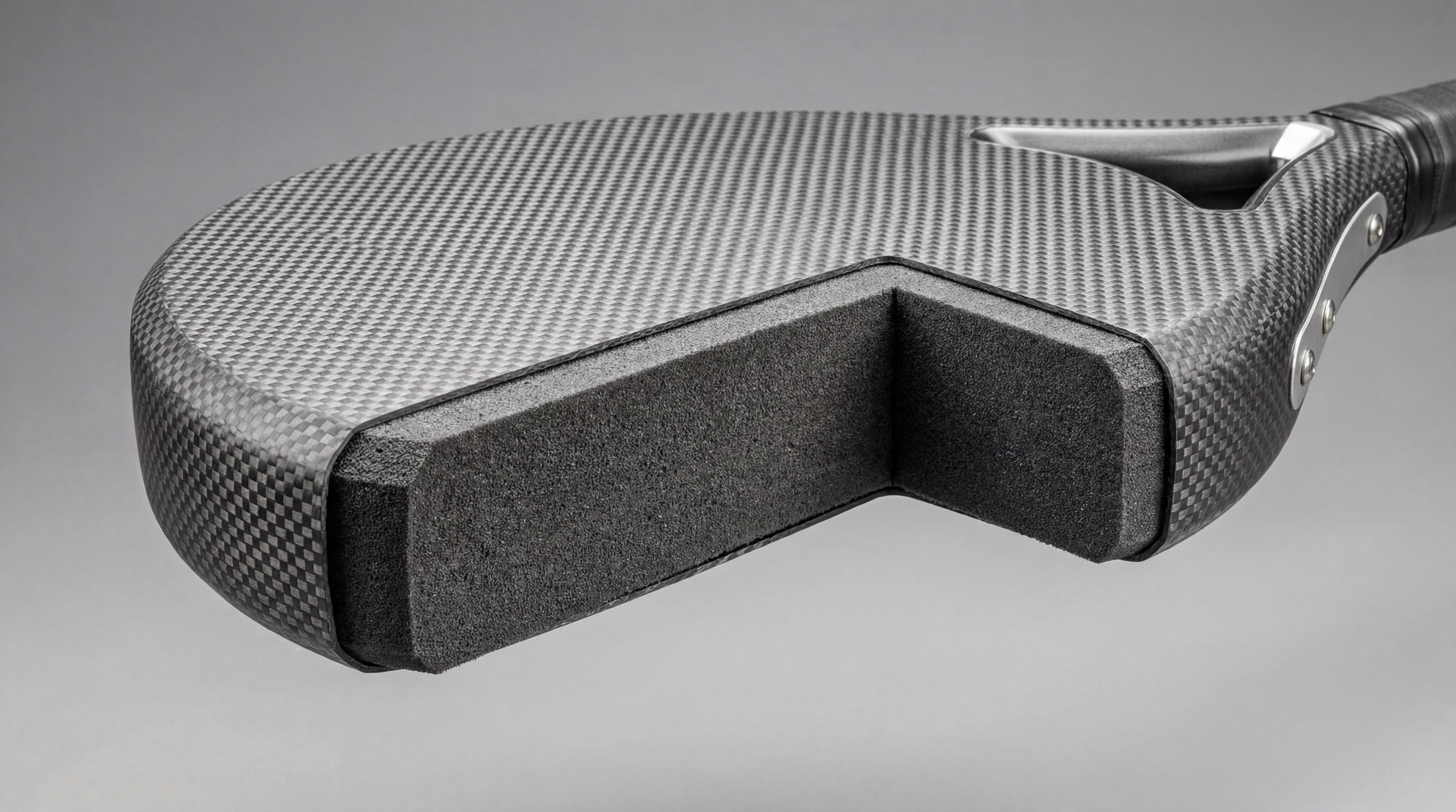 cutaway view of a padel racket revealing the internal EVA foam core