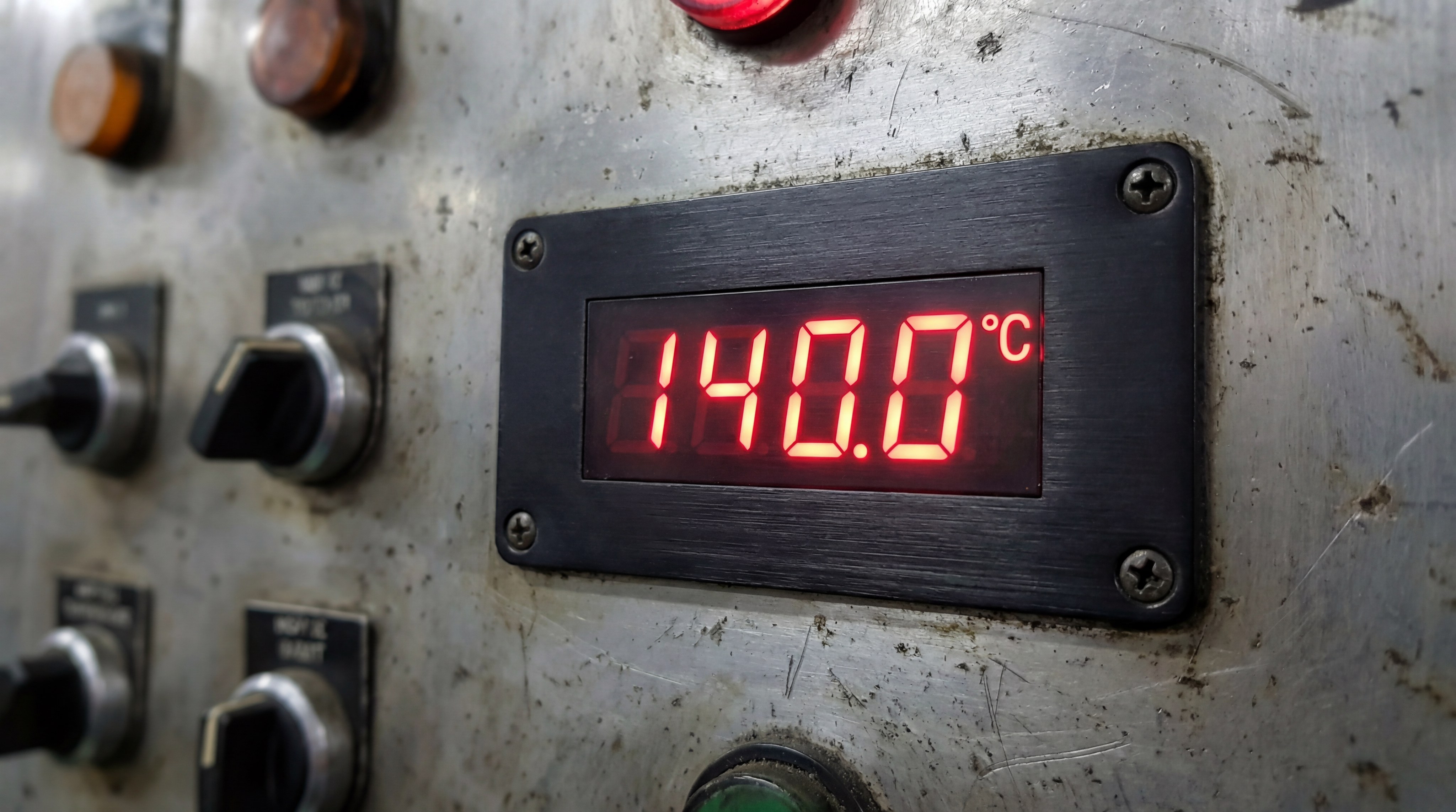 modern PLC control screen displaying a complex temperature graph