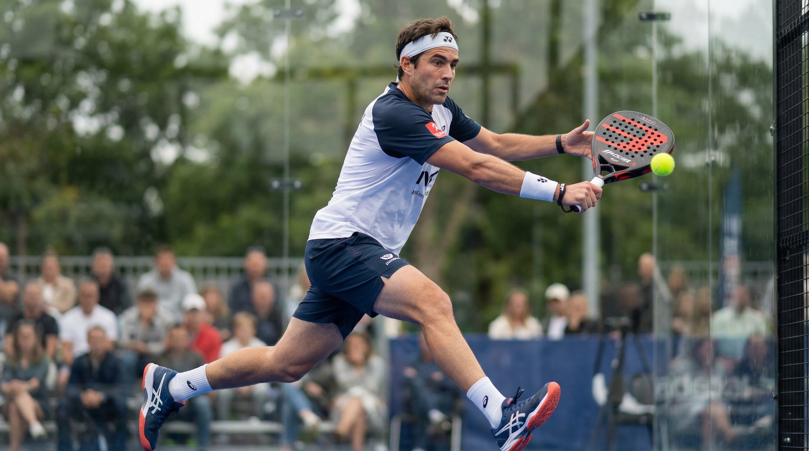 padel player backhand volley index 3.jpeg