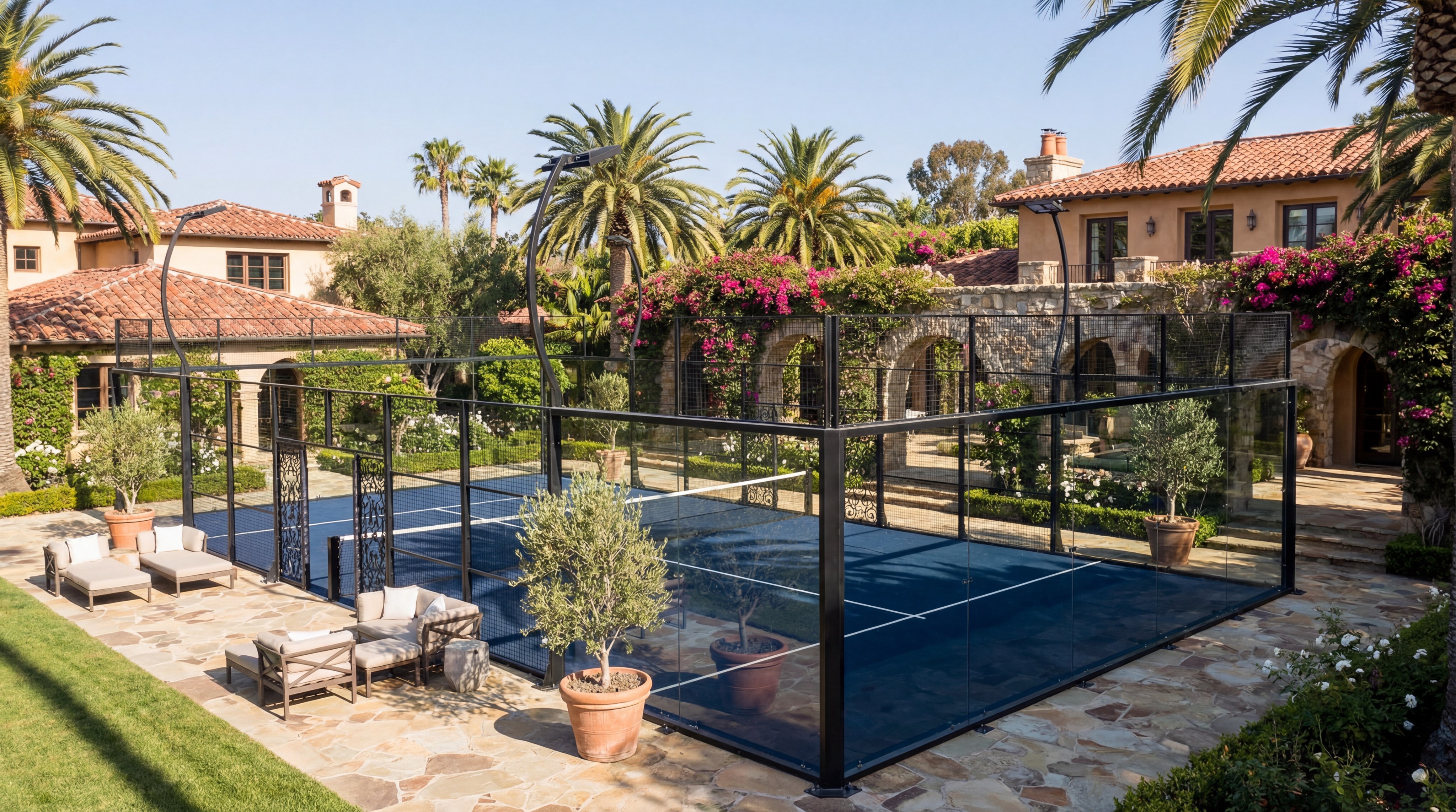 Image: Scenic outdoor padel court surrounded by lush greenery and palm trees