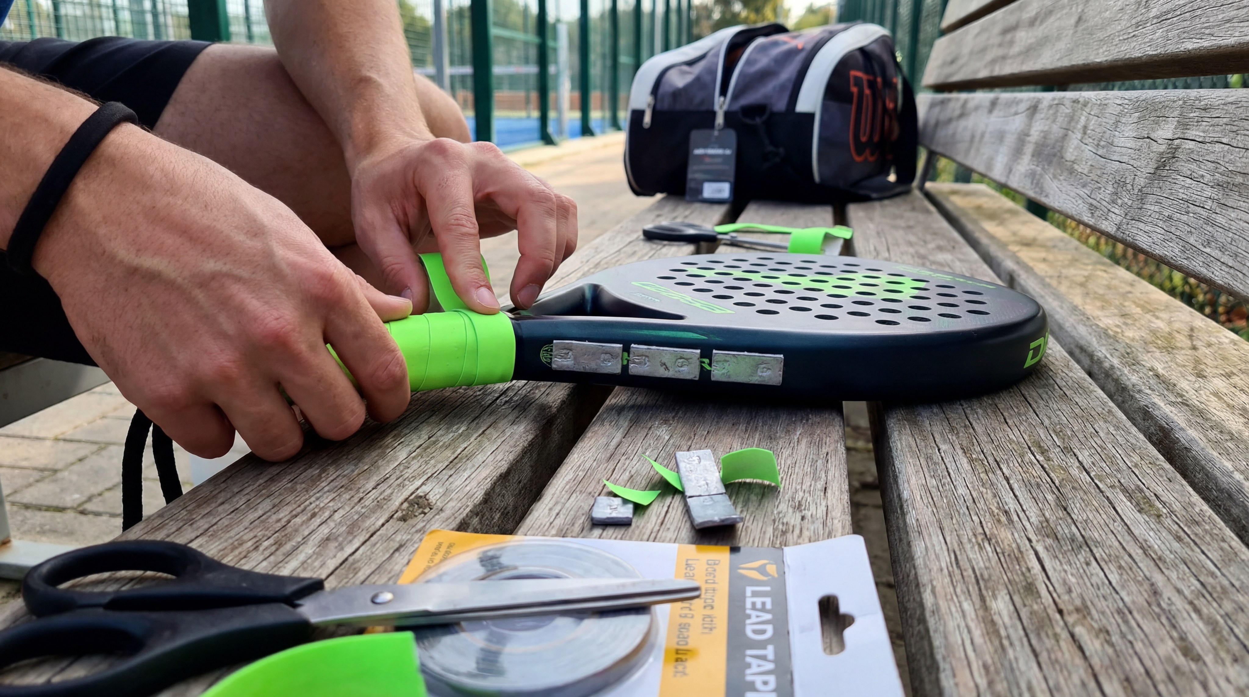 A computer screen showing a CAD software design of a raqueta de padel. The user is adjusting the balance point on a digital model, with various color and weight options on the side menu.